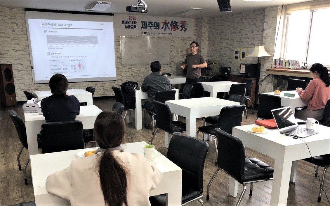 지난 5월 15일 제주다크투어 강호진 운영위원이 제주특별법을 비롯한 제주지역 현안을 주제로 신입활동가 교육을 해주셨습니다
