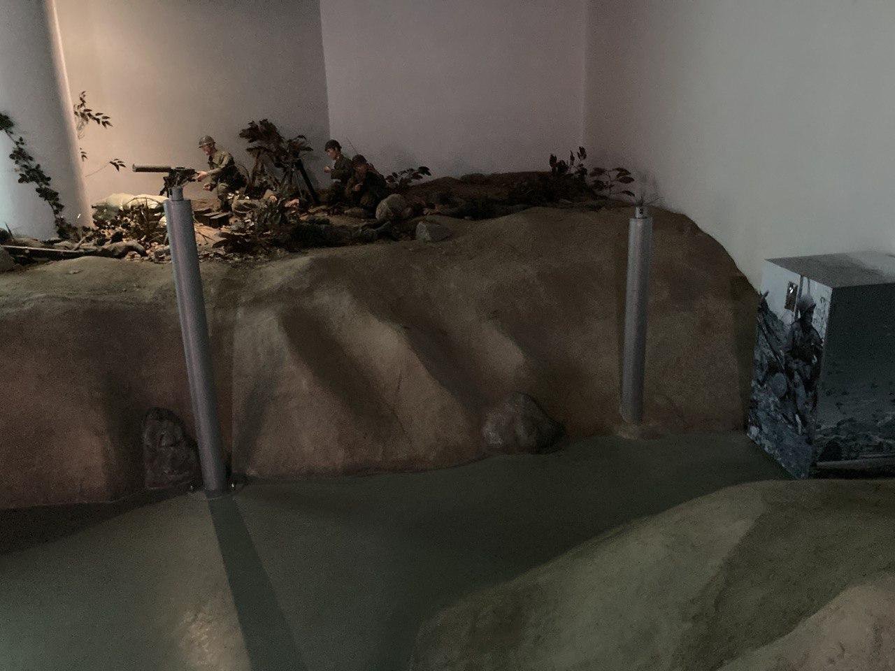 운영이 중단된 양구 전쟁기념관 내에 있는 사격 체험시설. 지금은 총을 거치했던 기둥과 동전을 넣었던 기계만이 남아 있다.