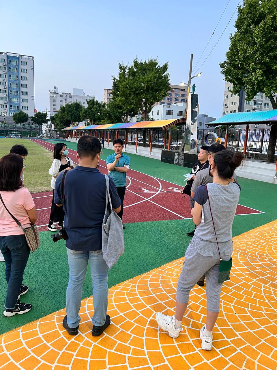 북국민학교(현 북초등학교)를 답사하고 있다.