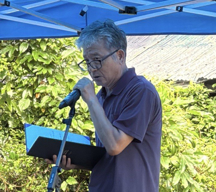 4·3항쟁열사추모제 추모시를 낭독하고 있는 김경훈 시인.(2026.08.22. 촬영)