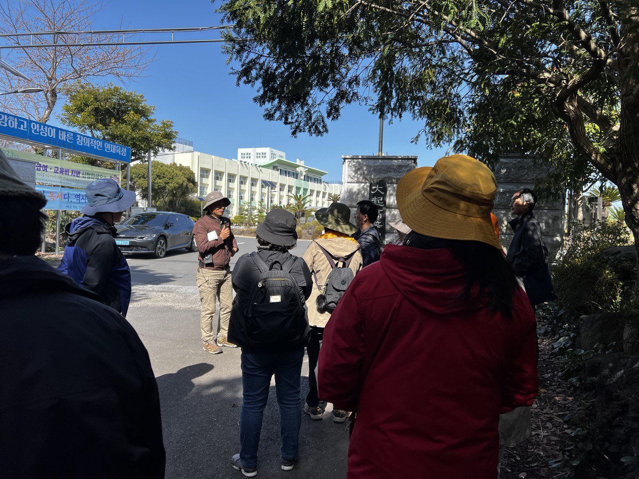 봉아름 주둔지터이며 현 대기고등학교 정문에서 기행을 마치고  시낭송을 들었다. 제주다크투어 제공