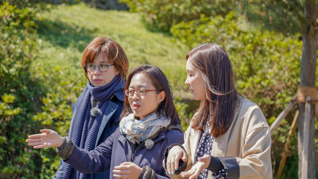 섯알오름 앞에서 설명중인 백가윤 대표