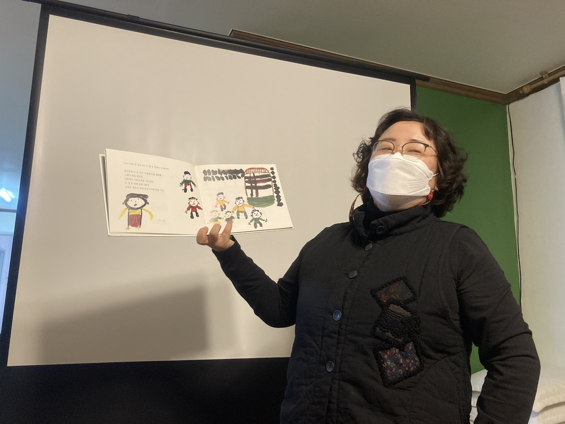 후원회원의 날 행사에서 오은주 회원님이 할머니의 일대기를 담은 그림책의 내용을 설명하고 있습니다.